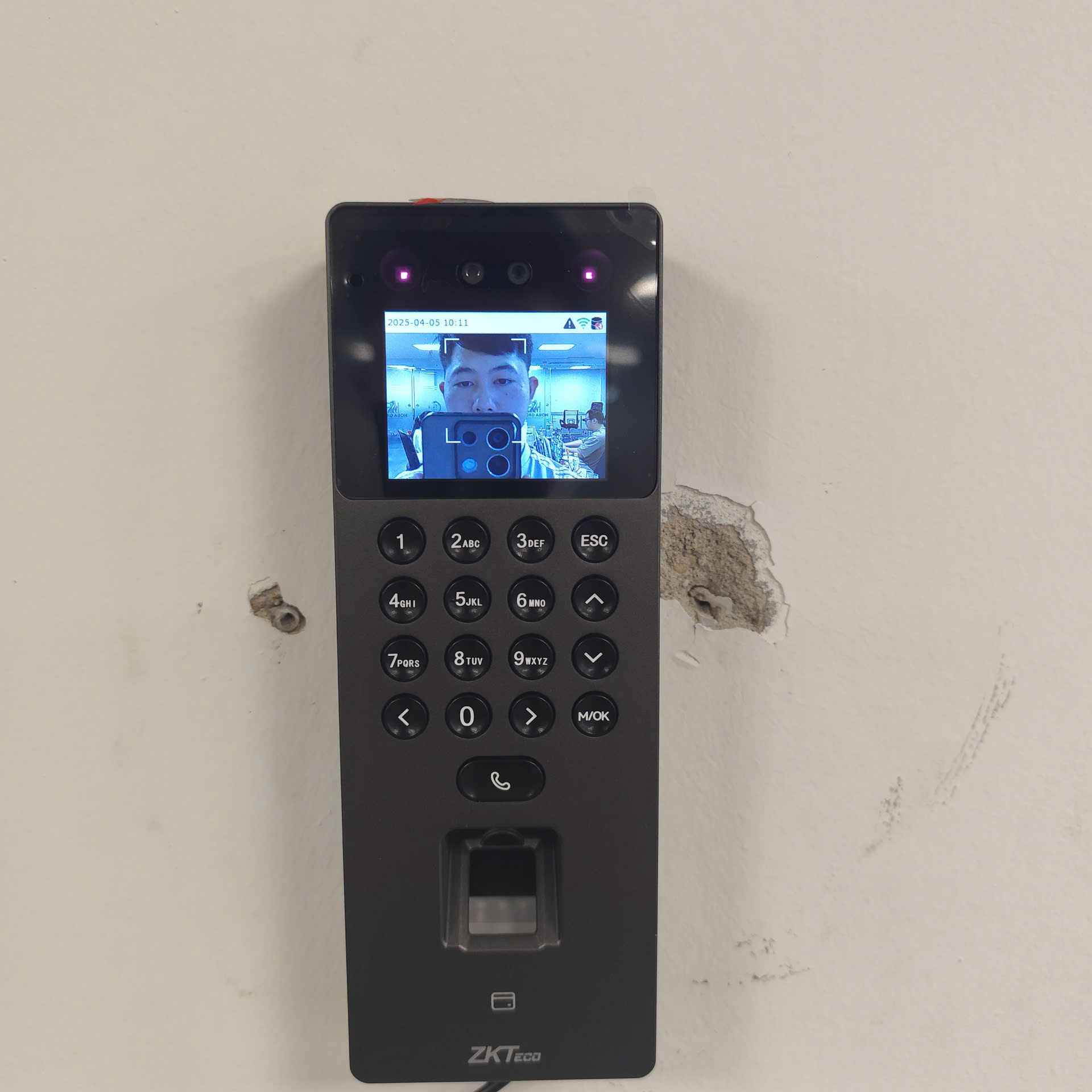 Máy chấm công khuôn mặt + vân tay kiểm soát cửa SenseFace 2A wifi