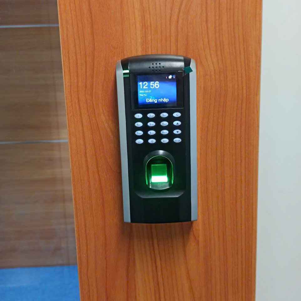 Máy chấm công vân tay tích hợp kiểm soát cửa Ronald Jack SF200